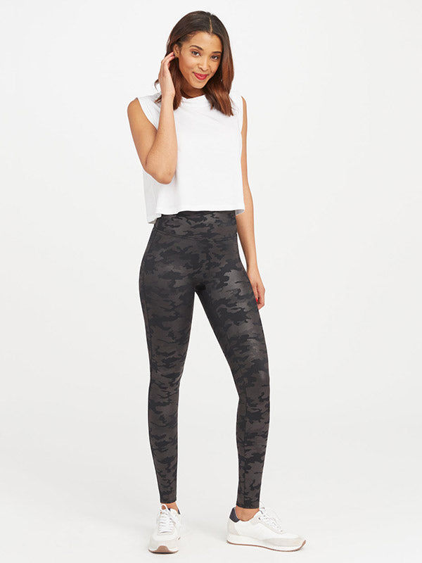 Spanx koreguojantys kamufliažiniai dirbtinės odos leginsai "Camo Black"