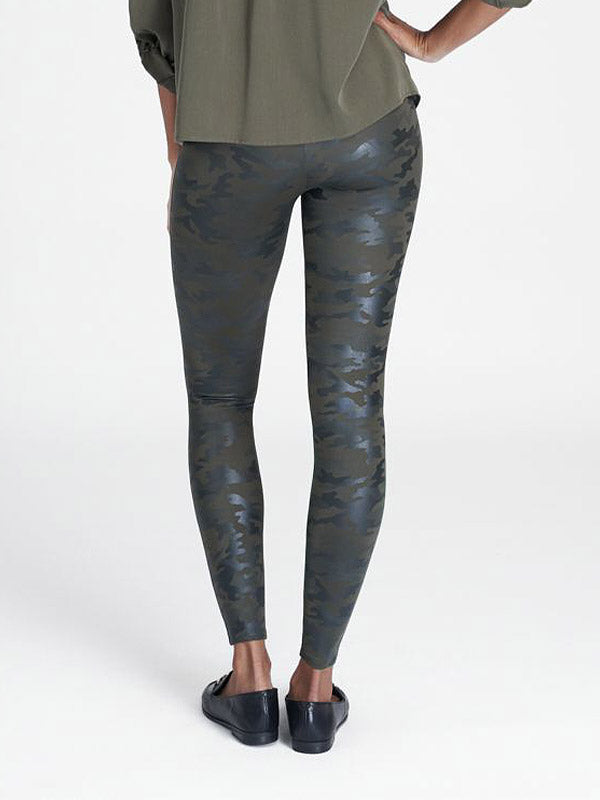 Spanx koreguojantys kamufliažiniai dirbtinės odos leginsai "Camo Khaki"