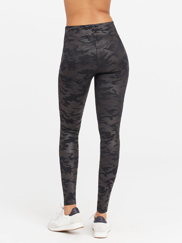 Spanx koreguojantys kamufliažiniai dirbtinės odos leginsai "Camo Black"