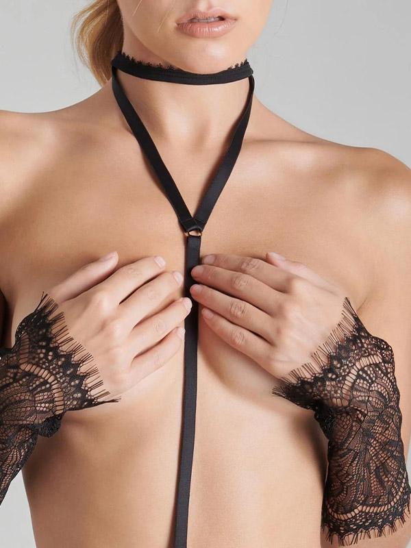 Maison Close caurspīdīgas stringu biksītes ar ķermeņa siksniņām "Accroche Coeur Black"