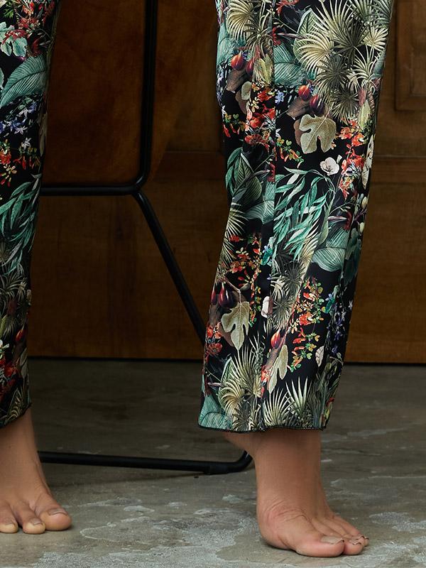 Lega atlasa pidžama ar garām biksēm "Madona Black - Multicolor Floral Print"