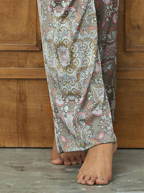 Lega atlasa pidžama ar garām biksēm "Madona Light Pink - Multicolor Ornament Print"