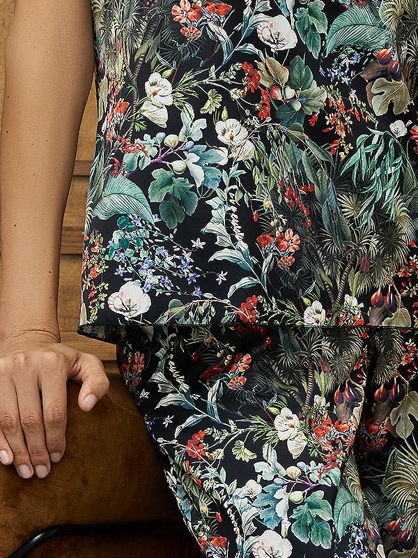 Lega atlasa pidžama ar garām biksēm "Zelda Black - Multicolor Floral Print"