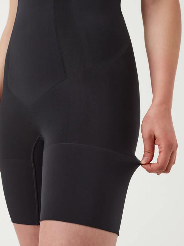Spanx сильно формирующие шорты с высокой талией "OnCore Mid-Thigh Black"