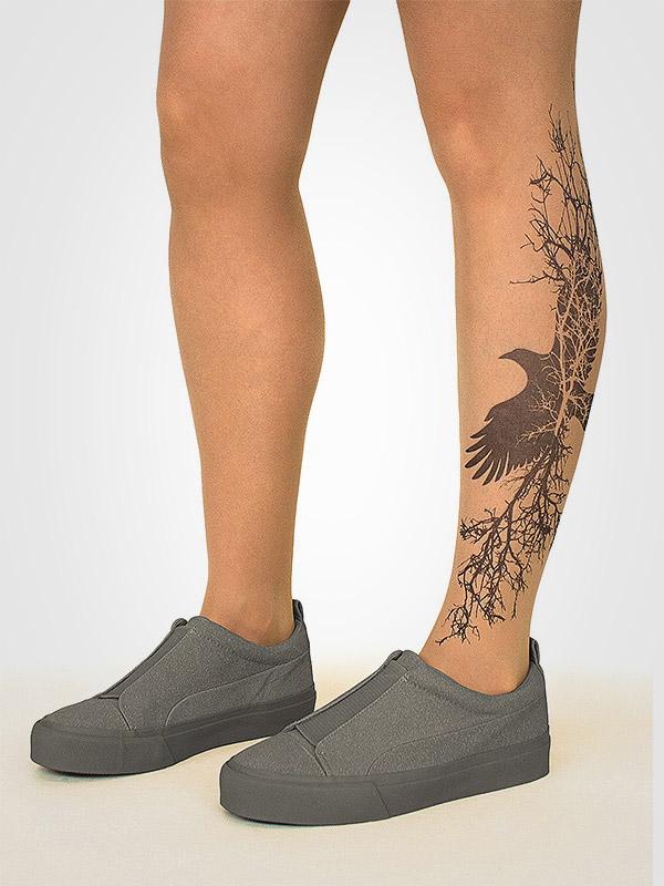Stop & Stare pielīmējamās zeķes ar tetovējumu "Branching Crow 20 Den Sun"
