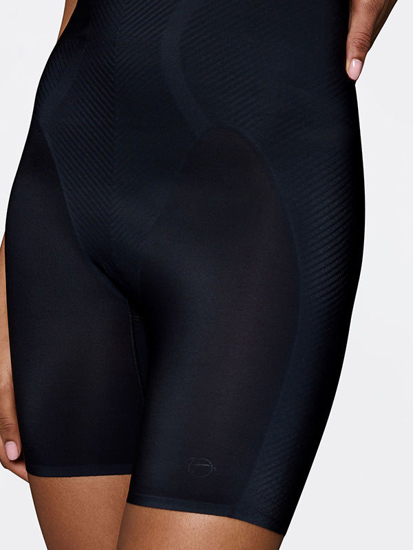 Triumph augstas jostas šorti ar korektīvām īpašībām "BMU Illusion Curve Super HW Black"