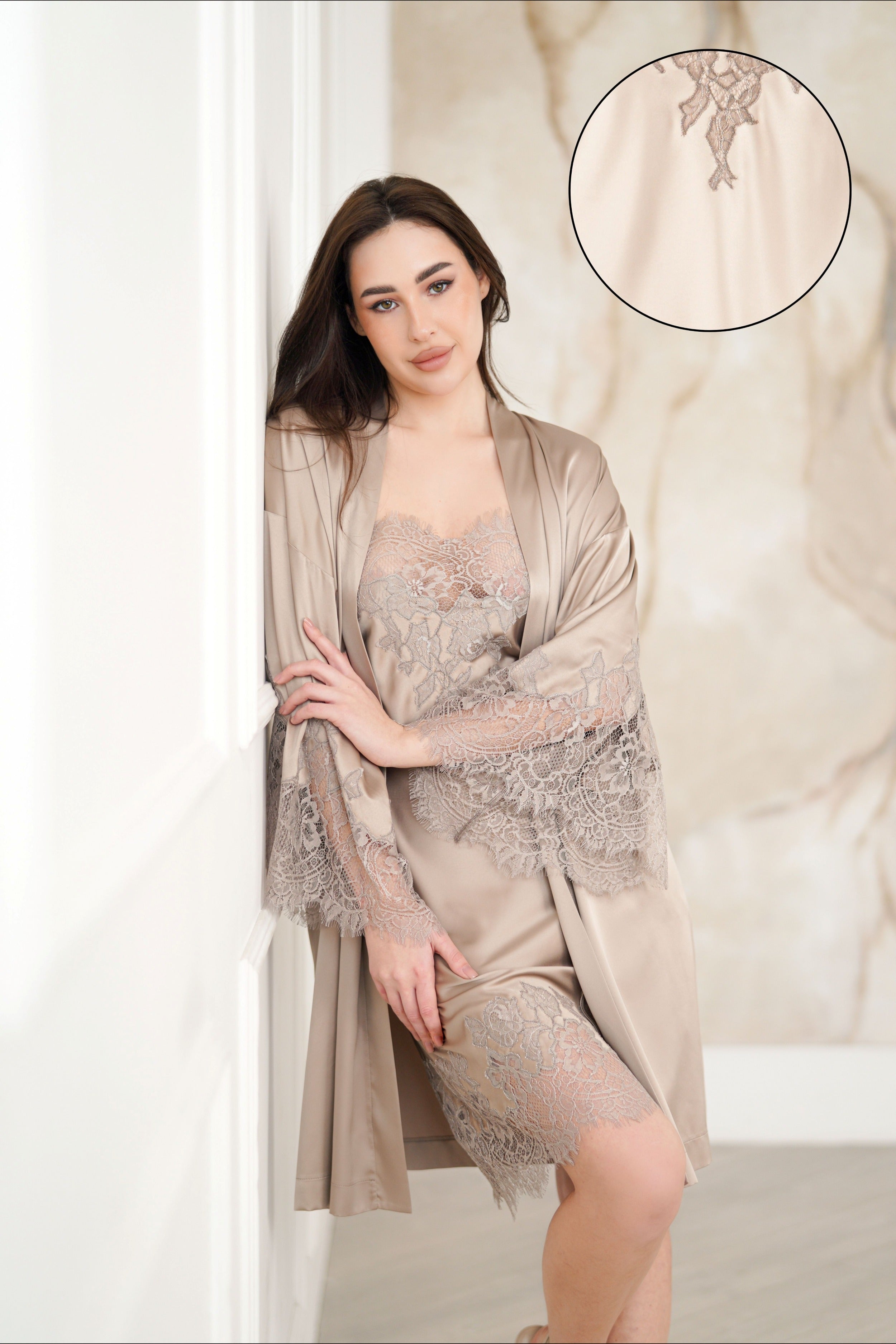 Komilfo короткий шелковый халат с кружевом 