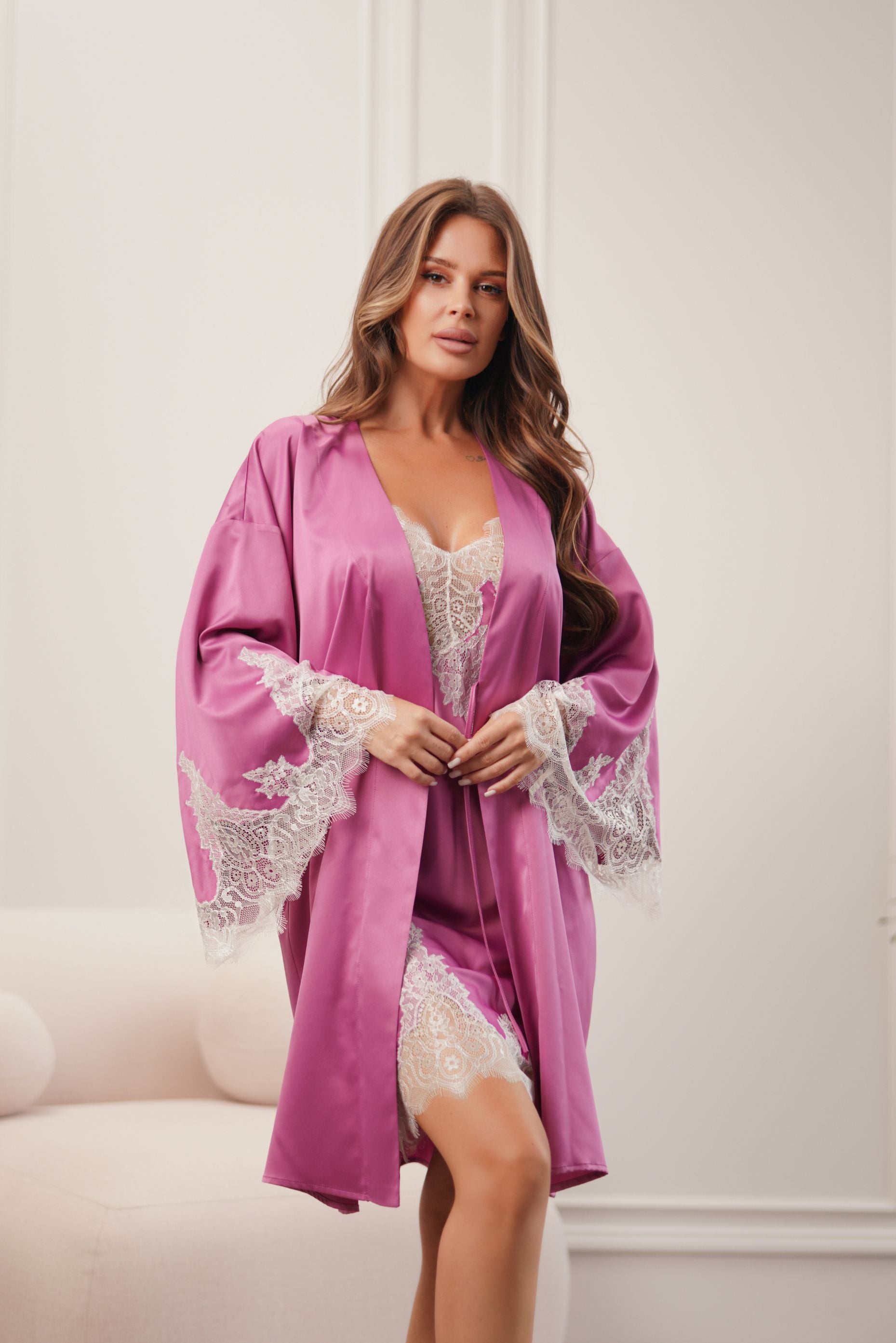 nėriniuotas šilko chalatas