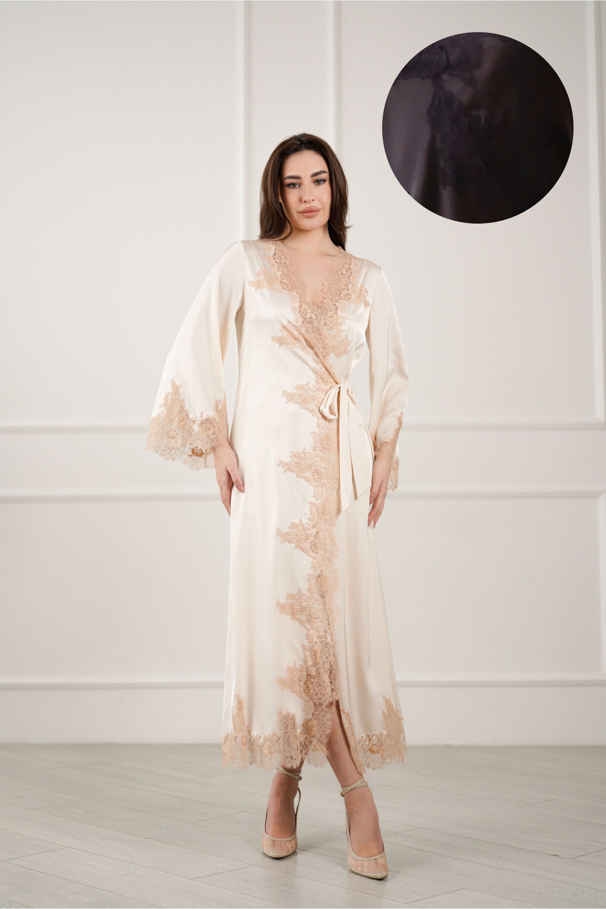 ilgas šilkinis chalatas su nėriniais