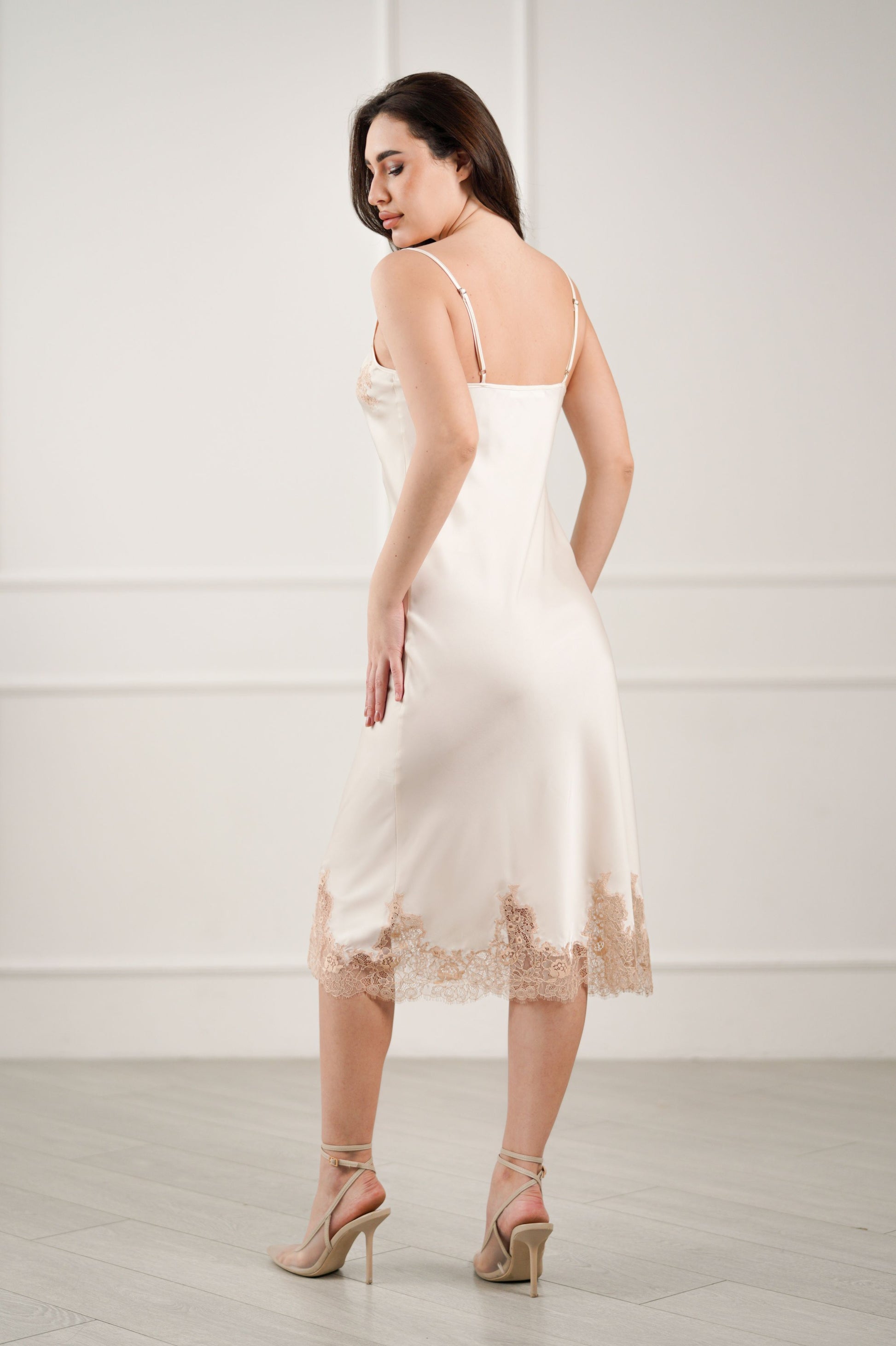 nėriniuoti šilkiniai naktiniai