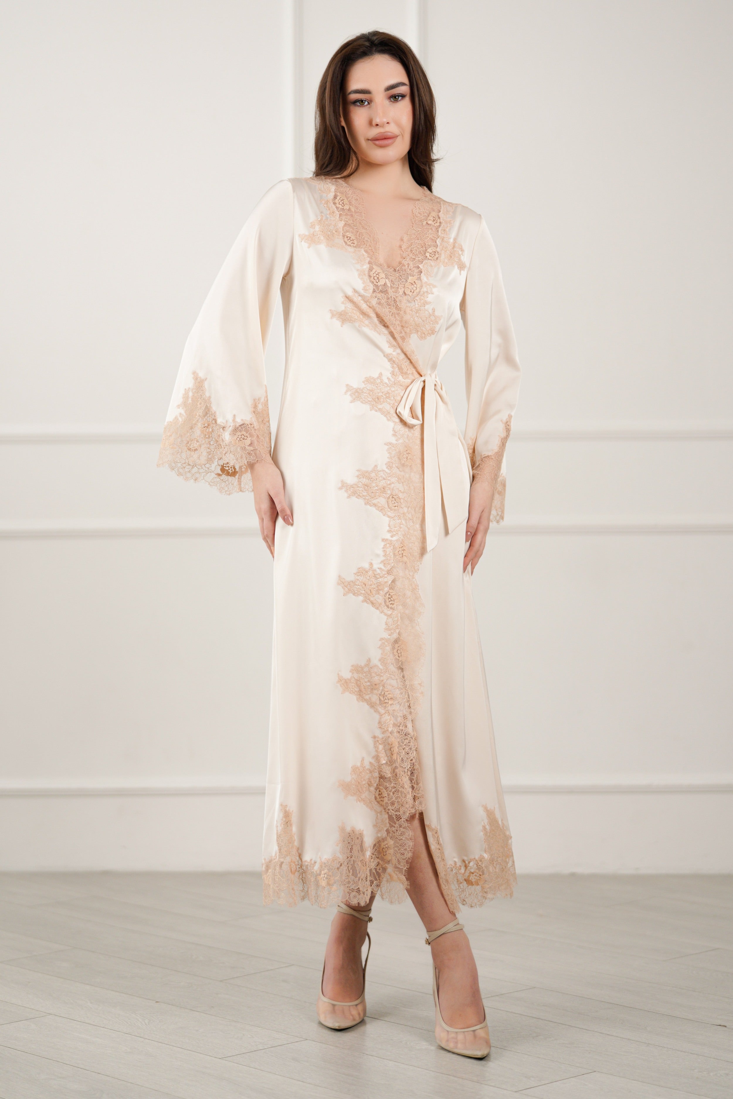 Komilfo long silk robe with lace Amber Long Beige