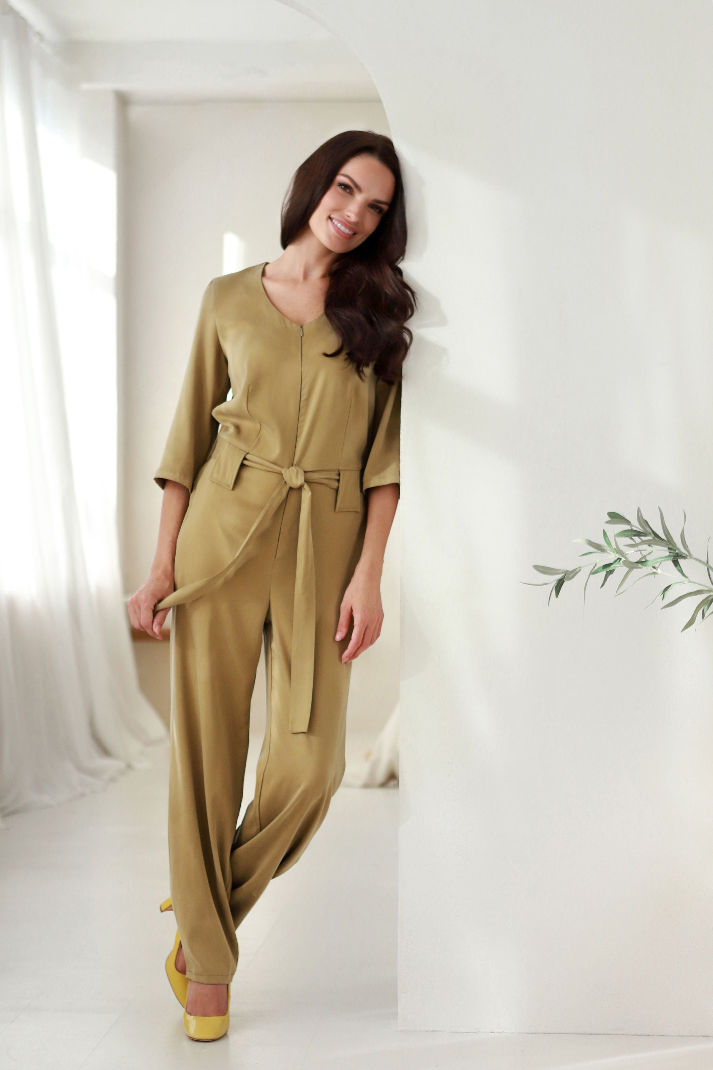 kombinezonas su V formos iškirpte