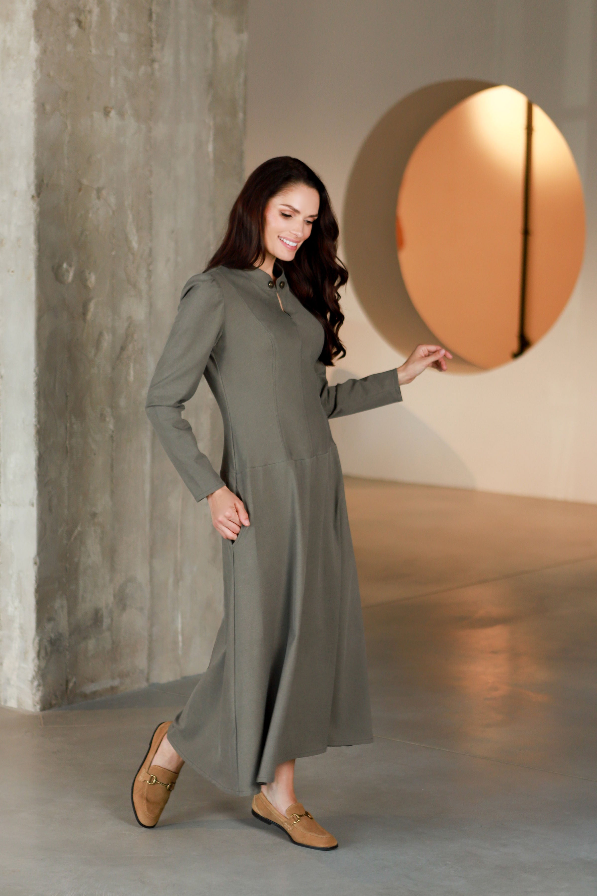 Lega gara A silueta kleita "Elara Olive Grey"