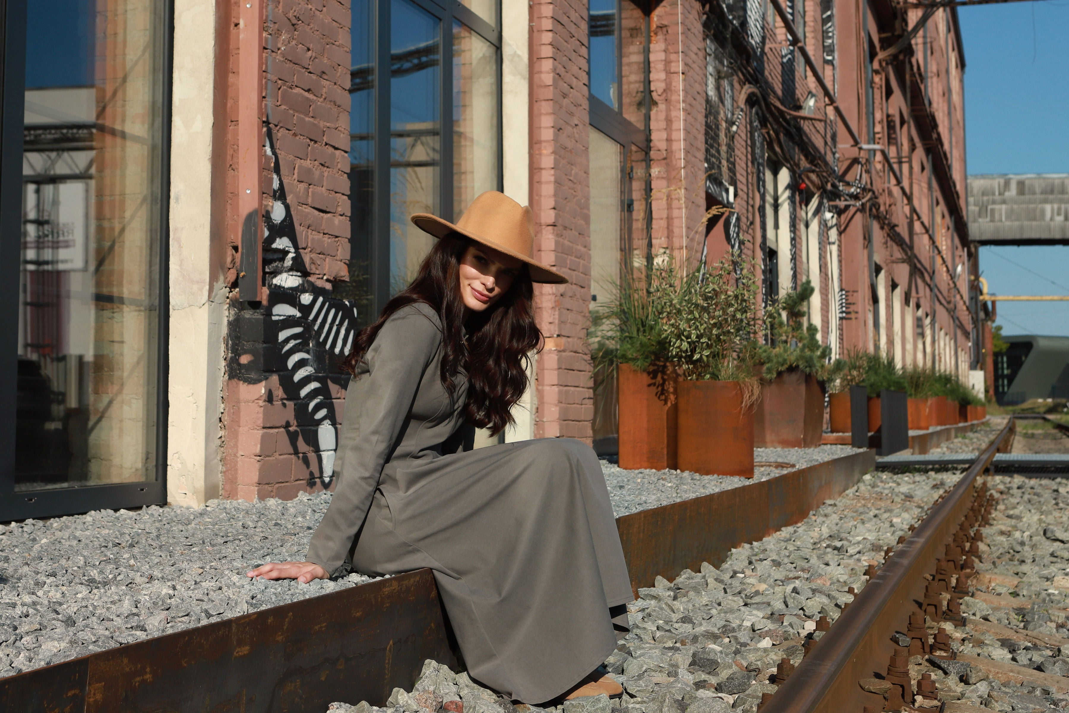 Lega gara A silueta kleita "Elara Olive Grey"