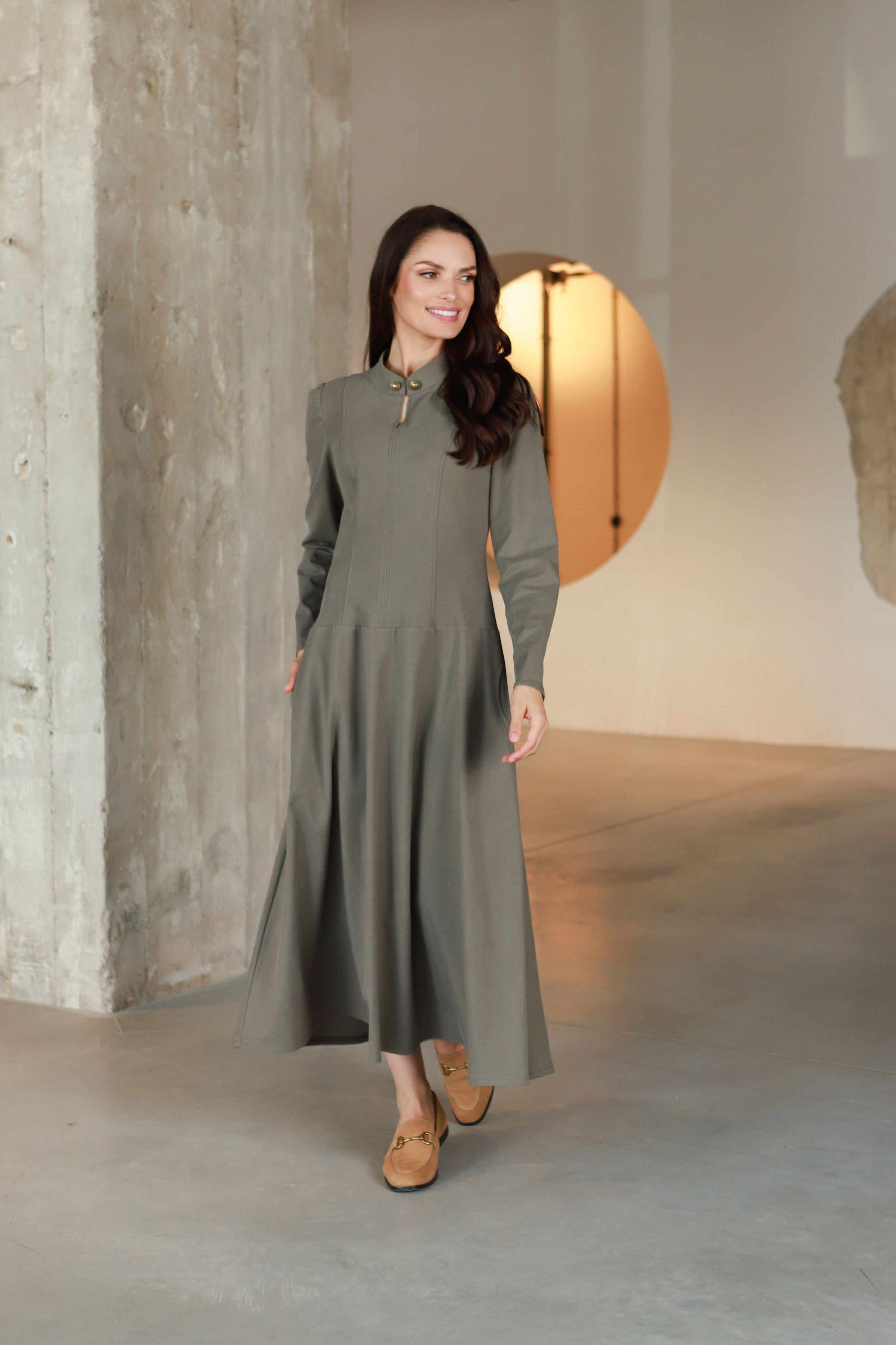 Lega gara A silueta kleita "Elara Olive Grey"