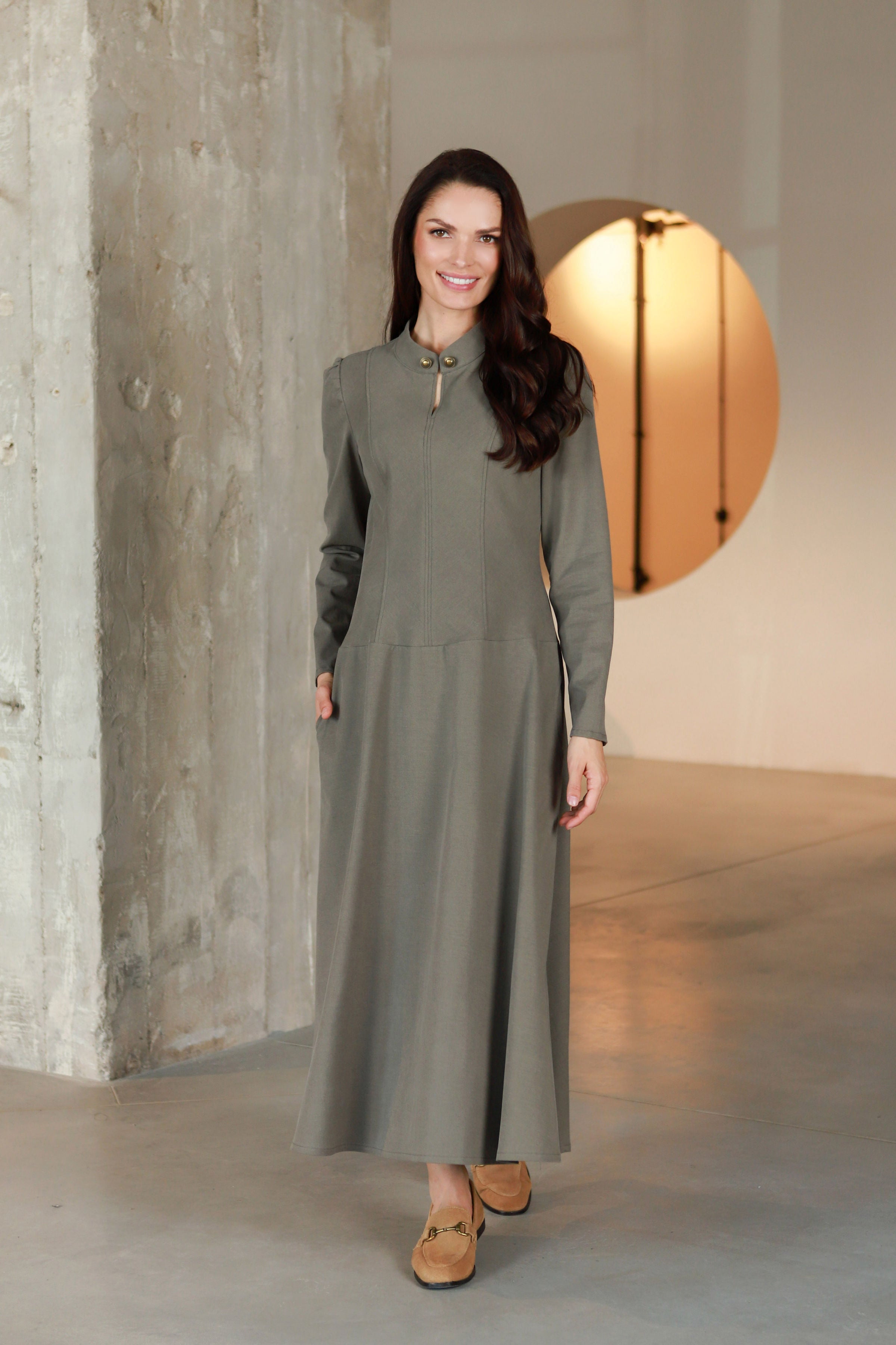 Lega gara A silueta kleita "Elara Olive Grey"