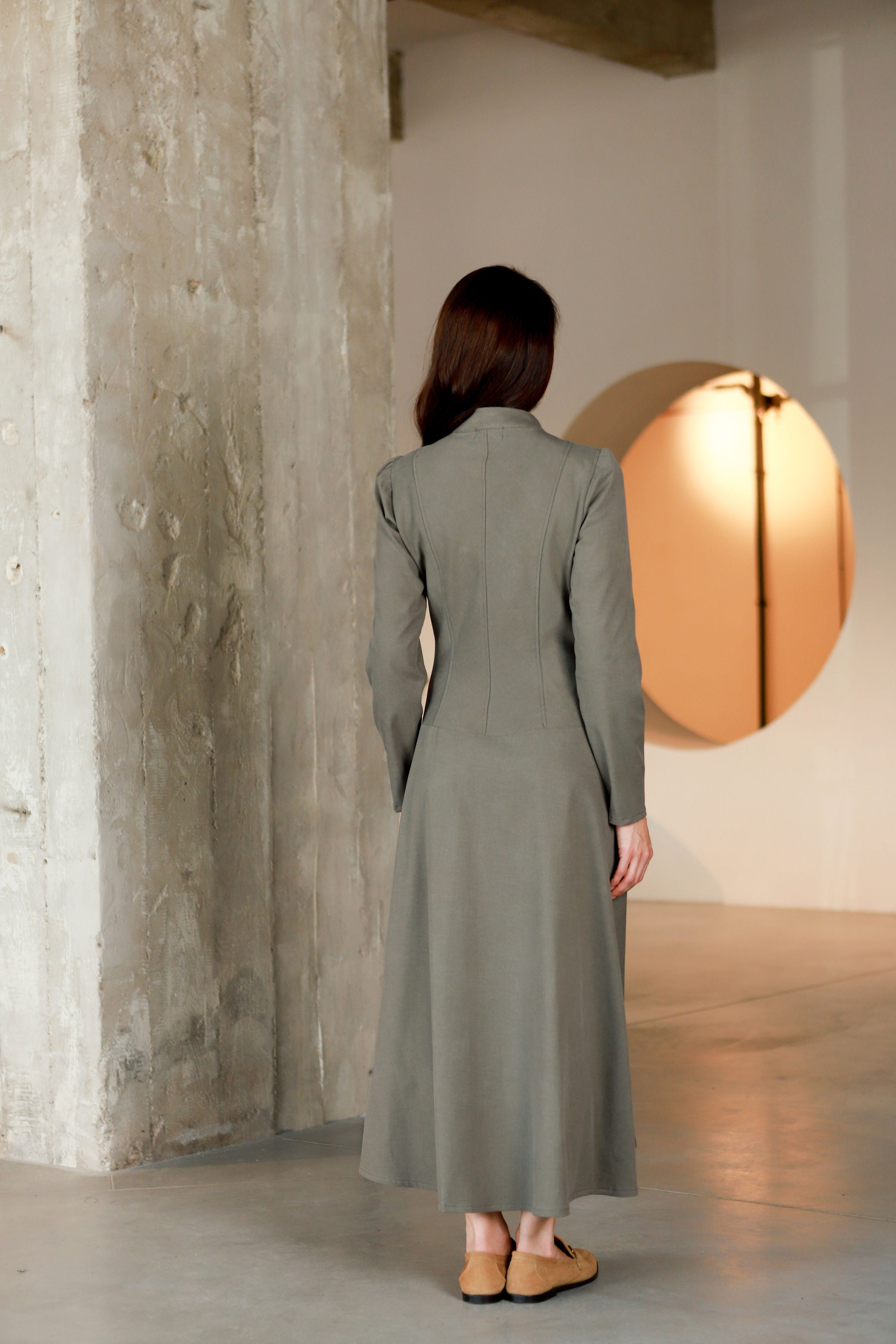 Lega gara A silueta kleita "Elara Olive Grey"