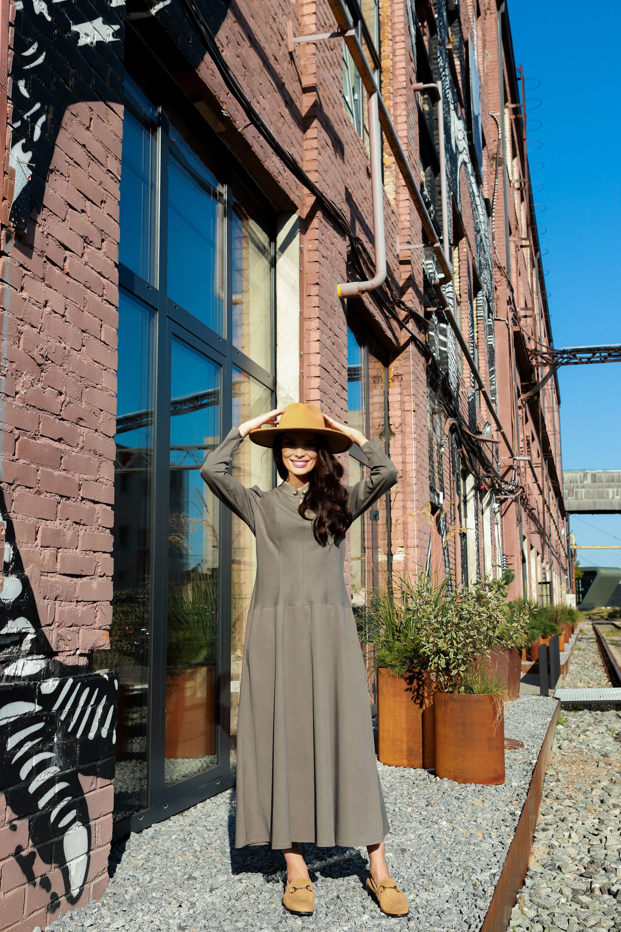 Lega gara A silueta kleita "Elara Olive Grey"