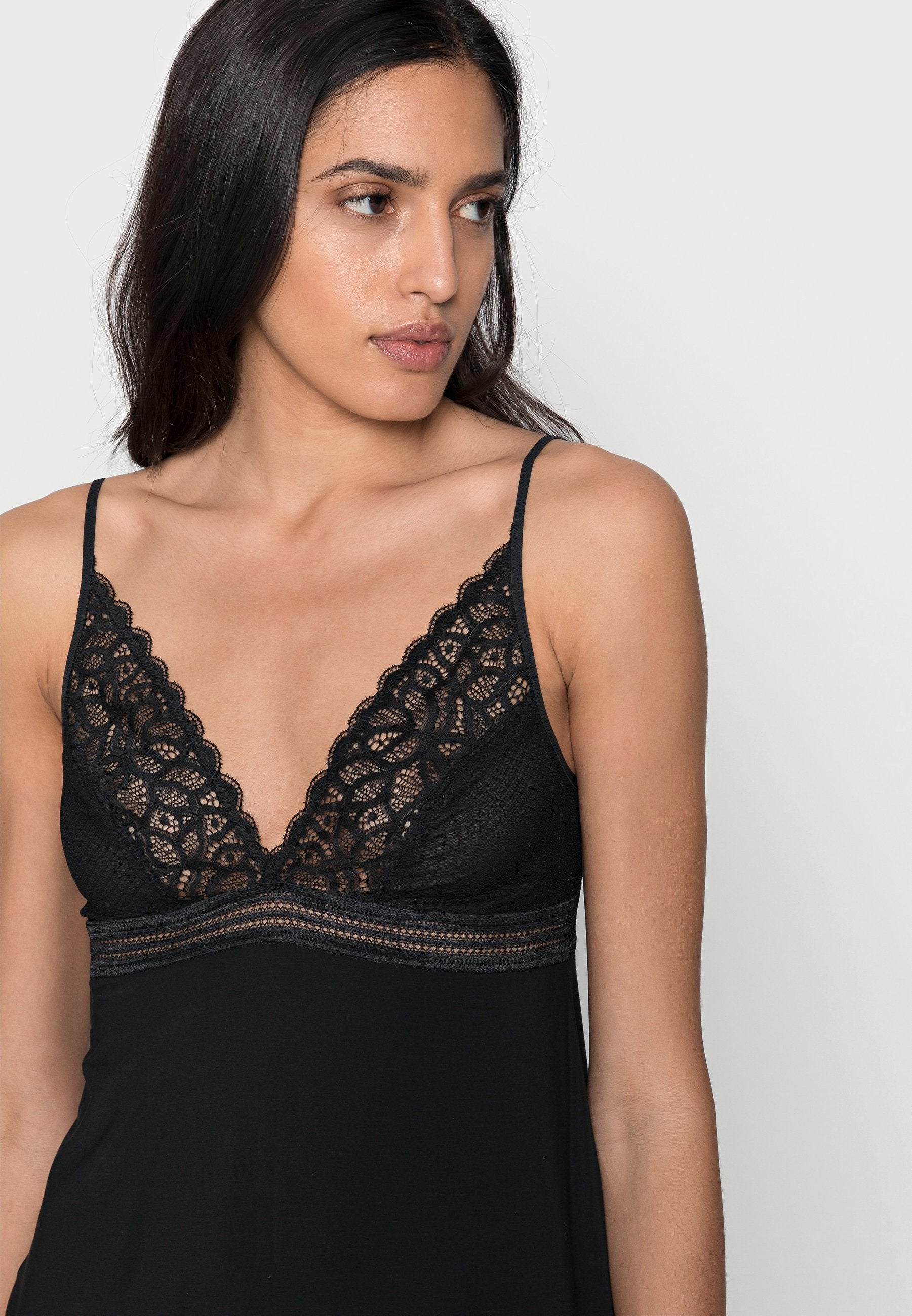 Wacoal naktskrekliņš ar mežģīnēm "Raffine Black"