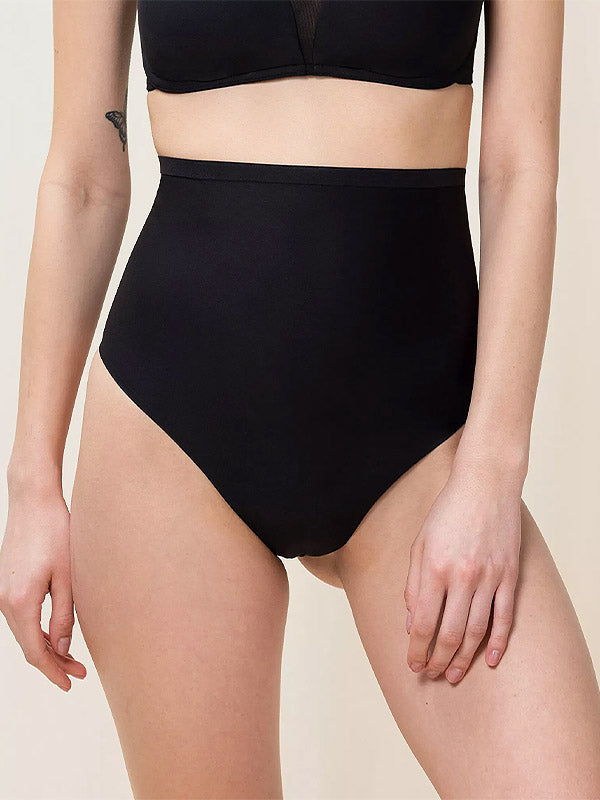 Triumph glotninančios aukšto juosmens kelnaitės stringai "Shape Smart Highwaist String Black"