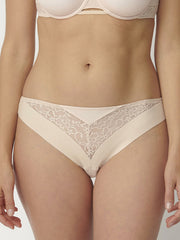 Triumph braziliško kirpimo kelnaitės "Vivid Spotlight Light Cream"