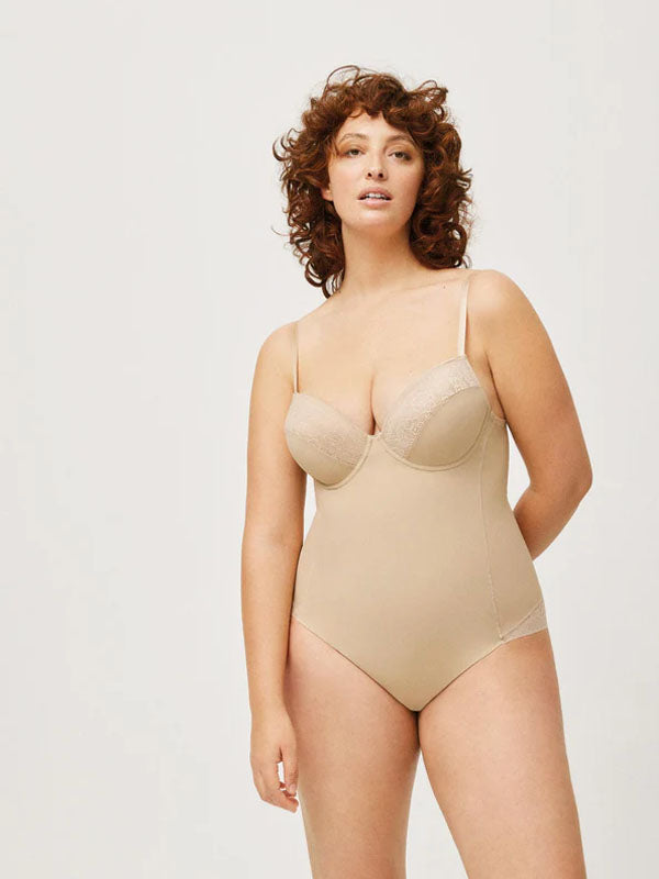 Ysabel Mora koreguojantis bodis "Betty Nude"