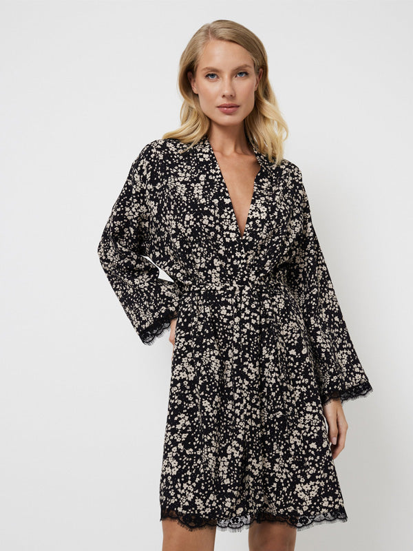 Aruelle viskozinis chalatas "Eli Black - Beige Flower Print"