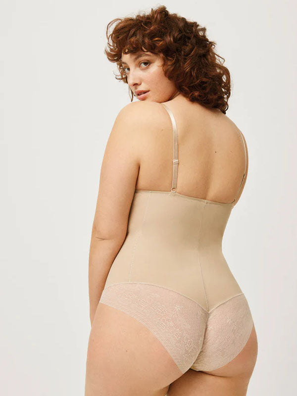 Ysabel Mora koreguojantis bodis "Betty Nude"