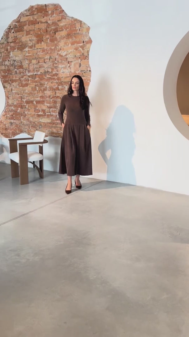Загрузить видео: ilga velvetinė suknelė judesyje